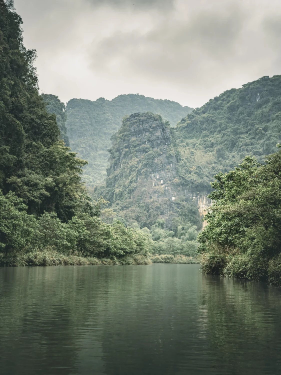 Water and limestone landscape in Ninh Bình